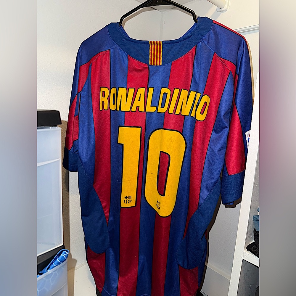 NIKE T90 BARCELONA RONALDINHO #10 Retro Jersey 

Size :L